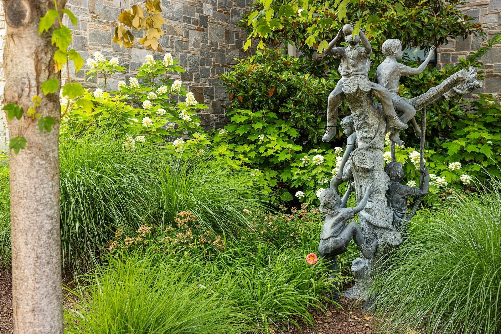 Charleston landscape bed statue 1