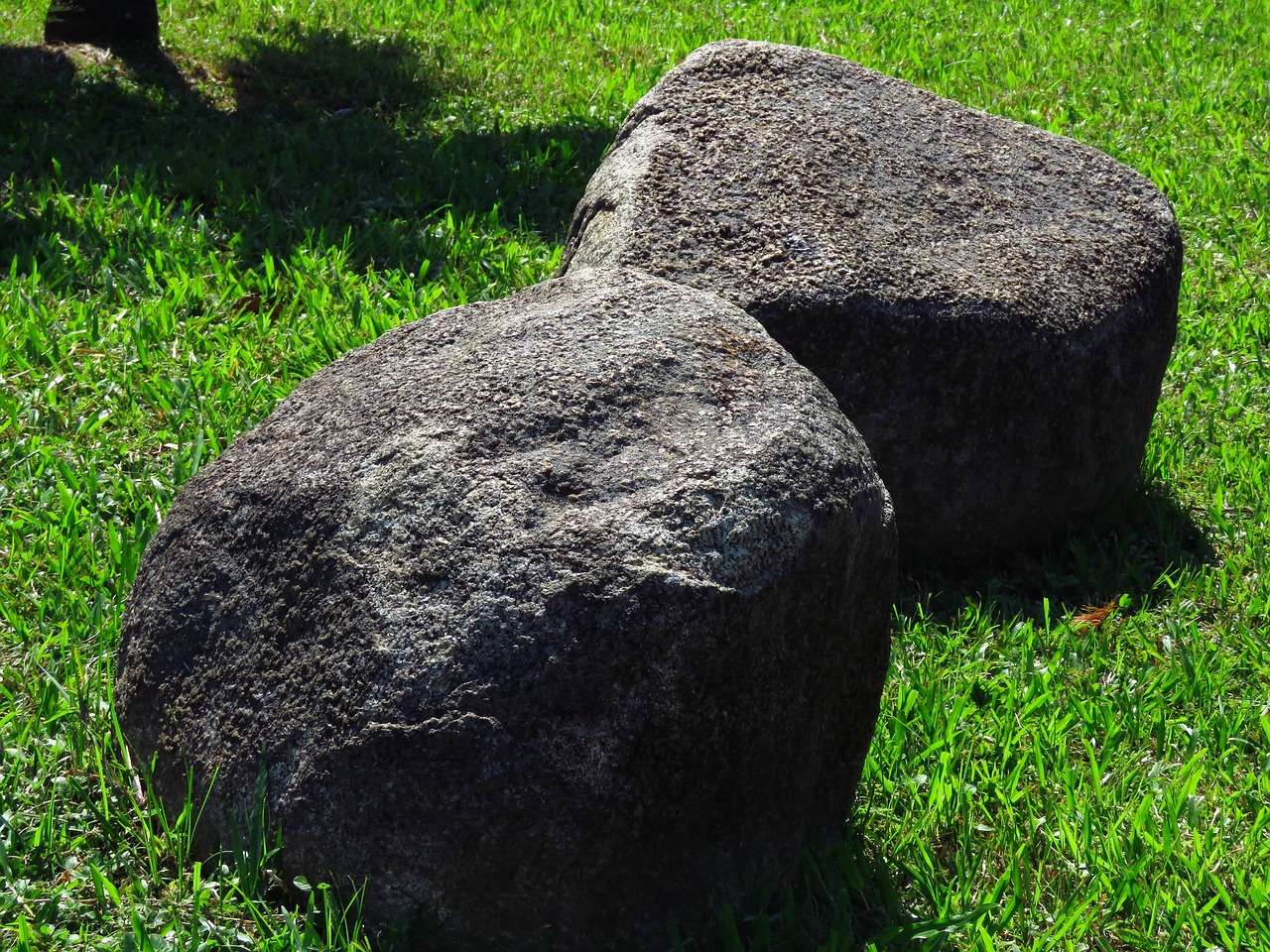 How to Use Large Rocks in Landscaping: 5 Creative & Practical Ideas