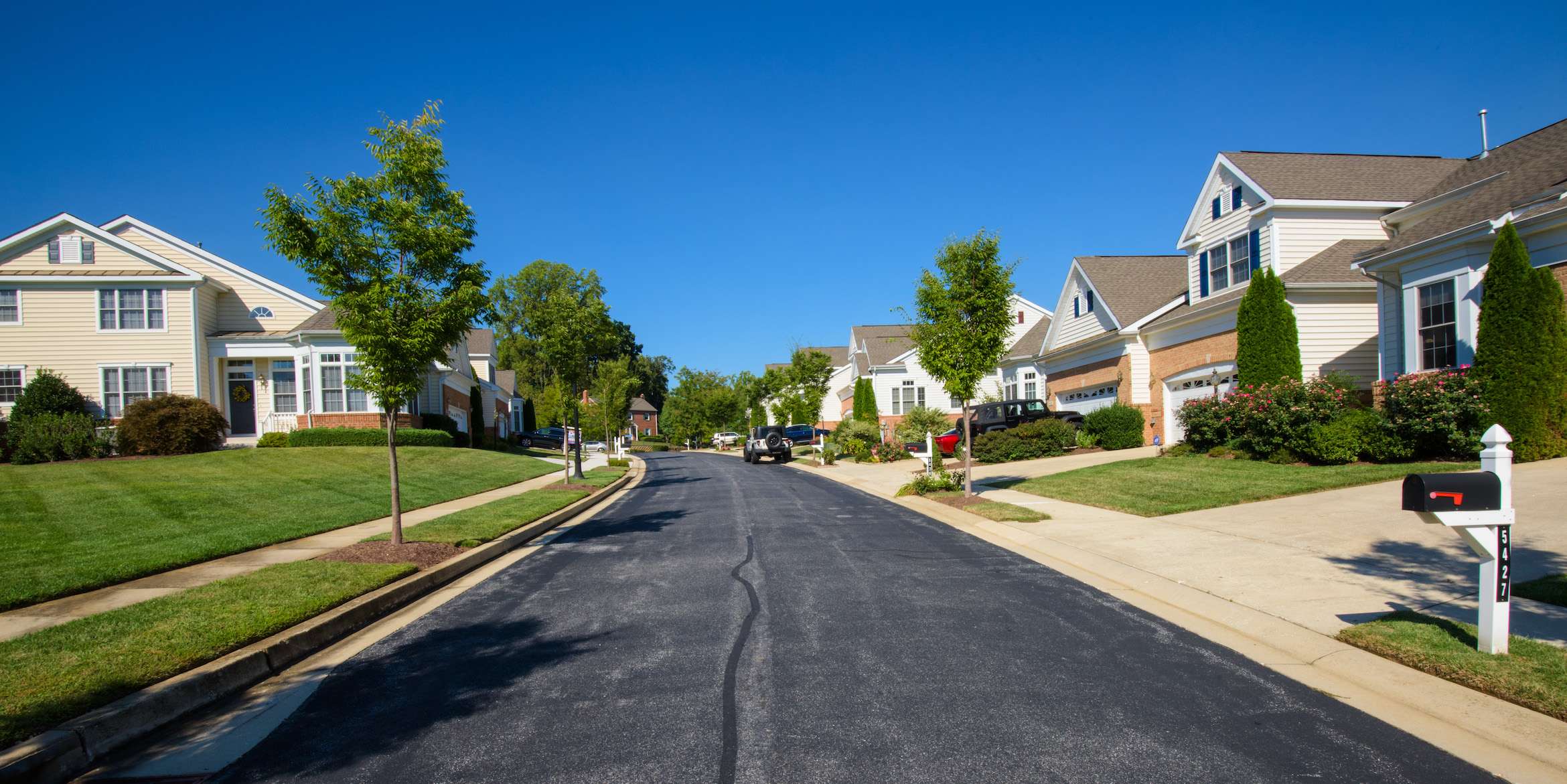 HiddenBluff hoa condo roadway sidewalk grass plantings trees