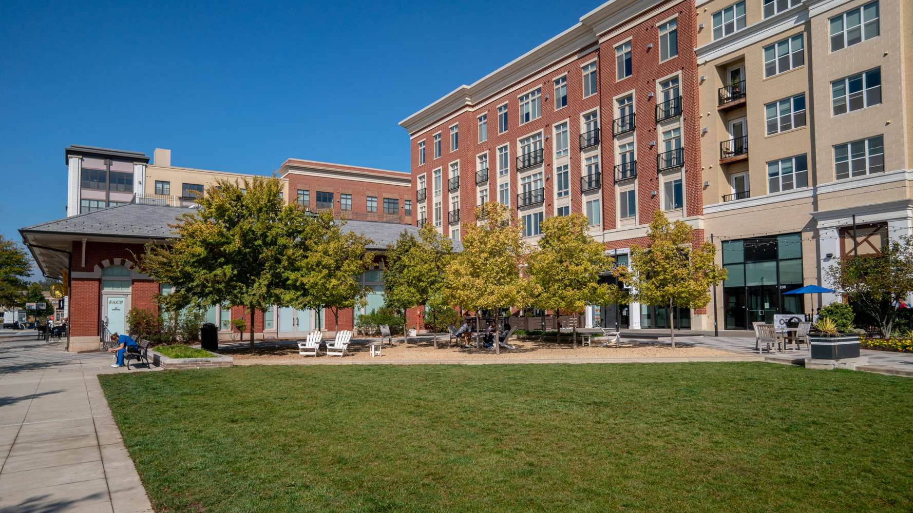 LevelGreen commercial shopping common area seating chairs paver pathway walkway landscaping trees cotainer gardens 3