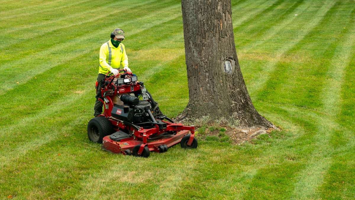 commercial landscaping crew mowing lawn 1