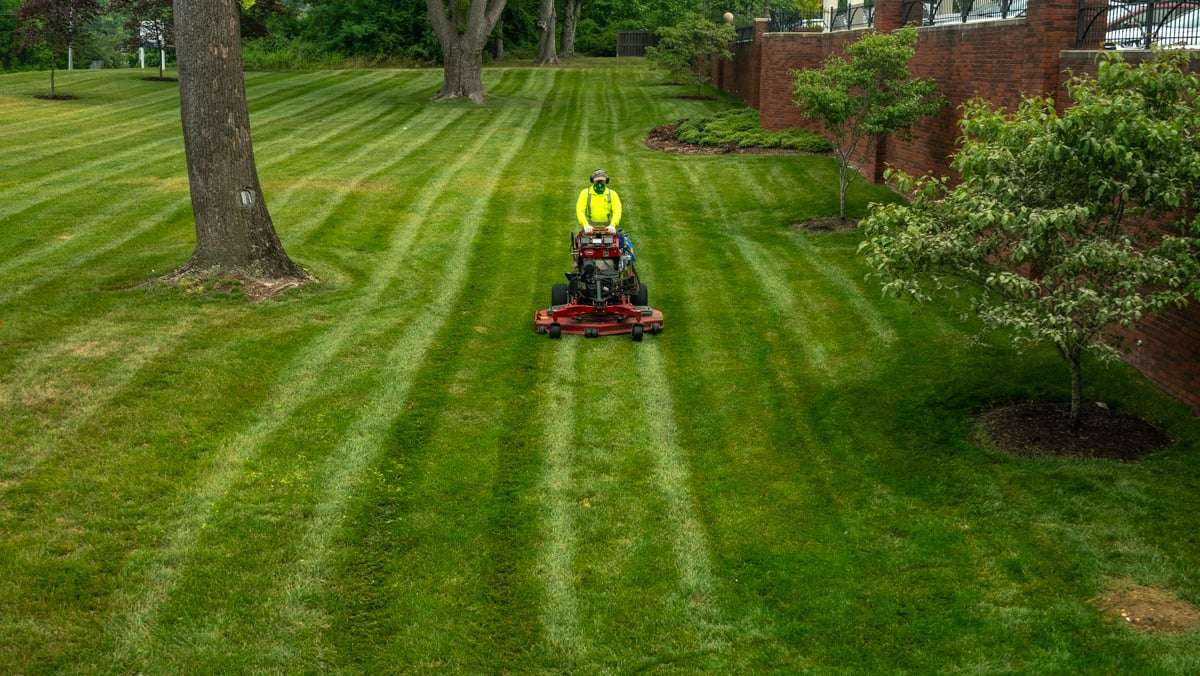 commercial landscaping crew mowing lawn 3