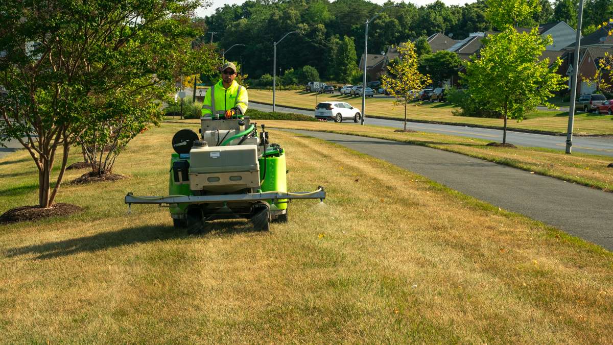 commercial lawn care ride on machine spraying 2