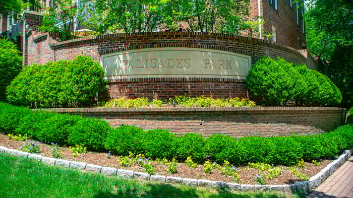 Commercial landscaping hoa, condo, apartments, trees, shrubs, Palisades Park sign