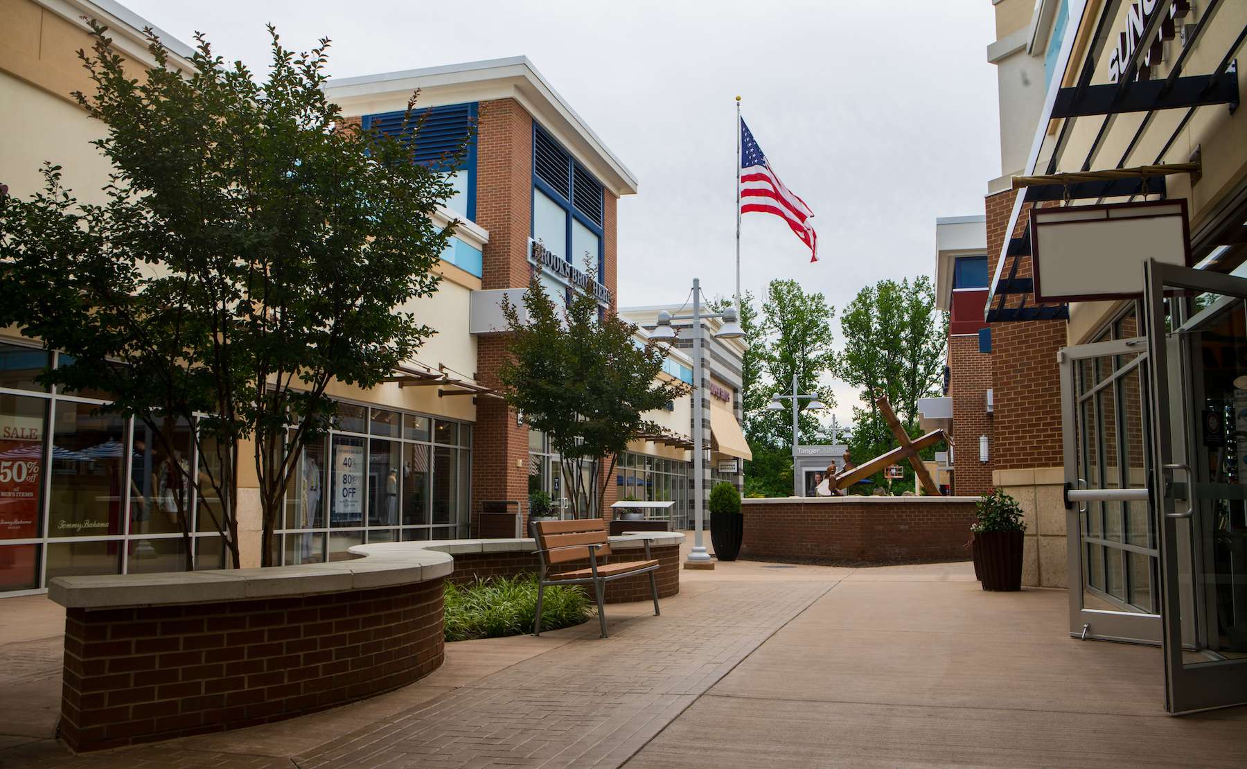 retail seating plantings walkway